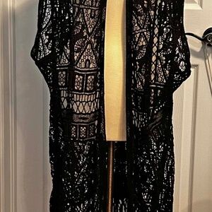 NEW PHOTOS! KIMONO, DUSTER, BLACK, SIZE 4X, ALLOVER FLORAL CROCHET, LONG FRINGE,